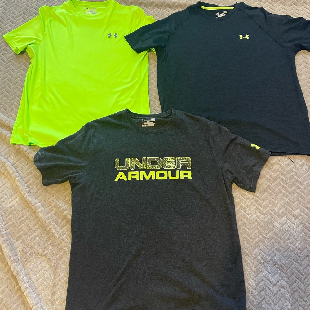 Men’s Under Armour Bundle of Shirts. Perfect condition. Size Large